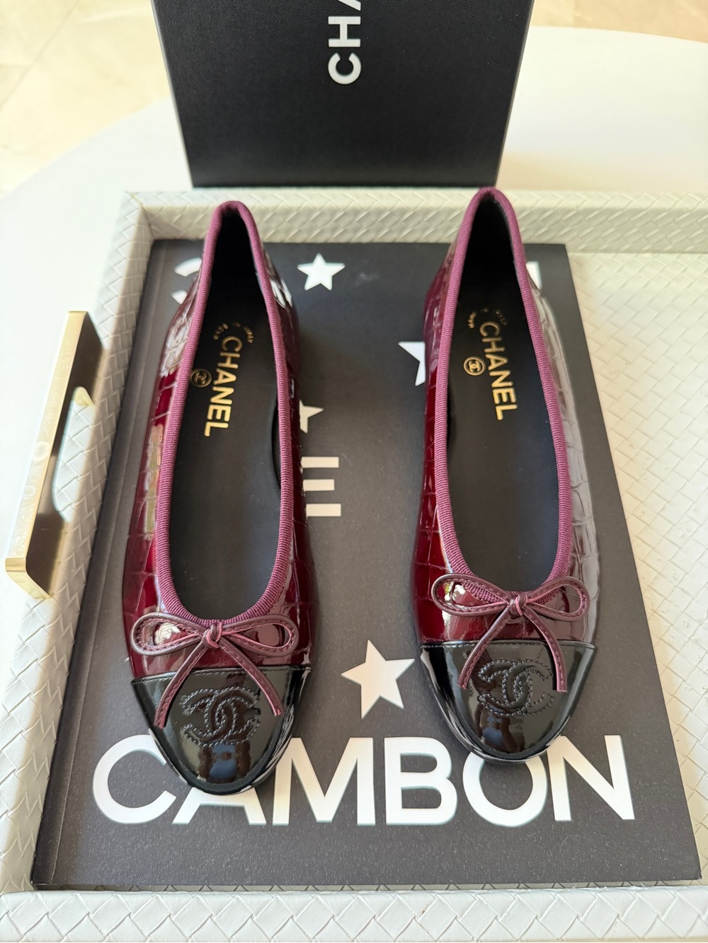 Chanel 26A Burgundy Croc Embossed Patent Metiers Black Cap Toe Ballet Flats 41 - Picture 4 of 17